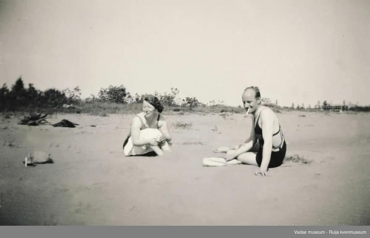 Carl Bramer Esbensen og Gunvor Moe på stranda i Kaamanen i Finland  på ferie i 1935.