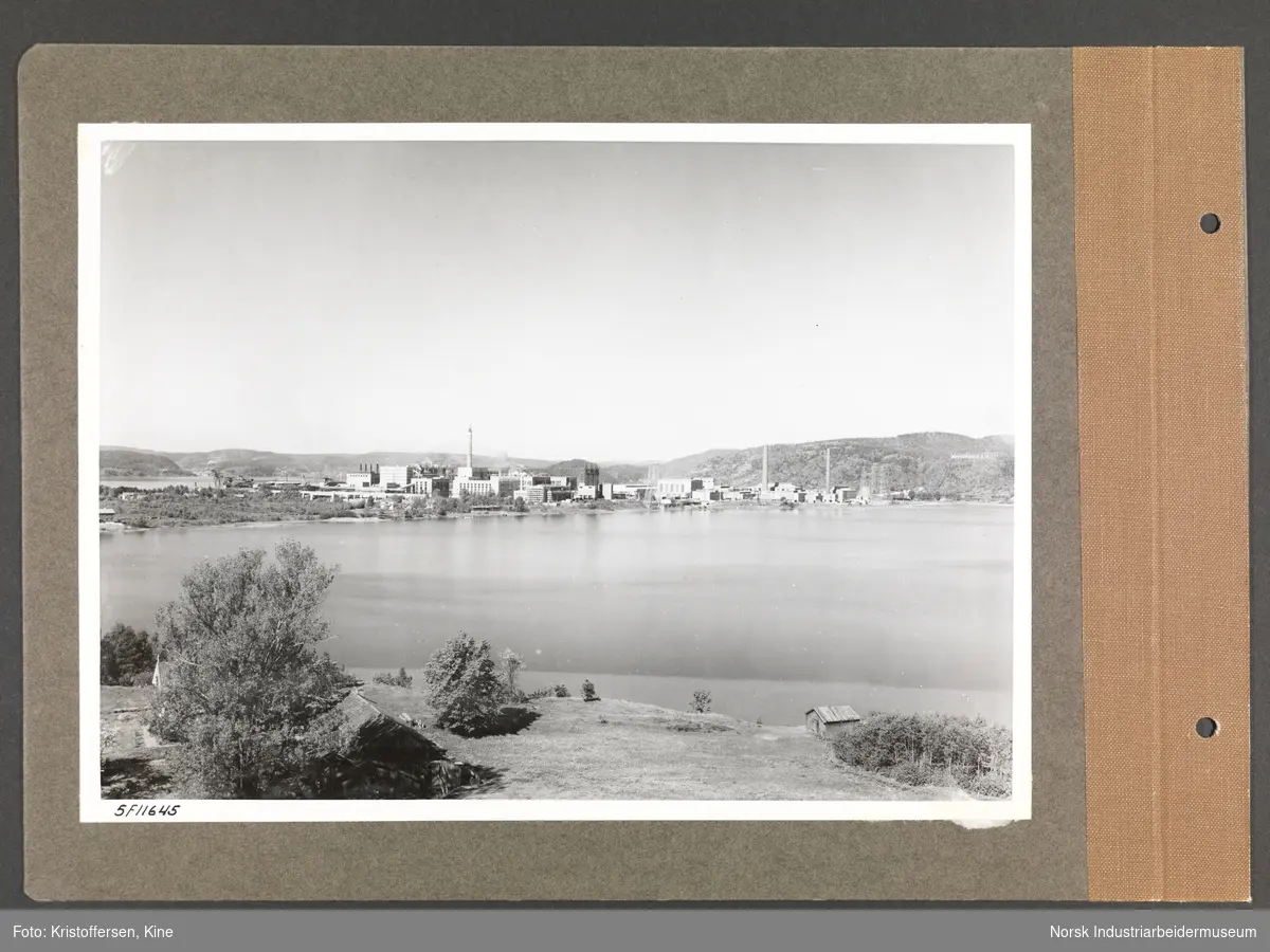 Fotoalbum med 50 sider og 50 innlimte fotografier fra Norsk Hydro på Herøya.