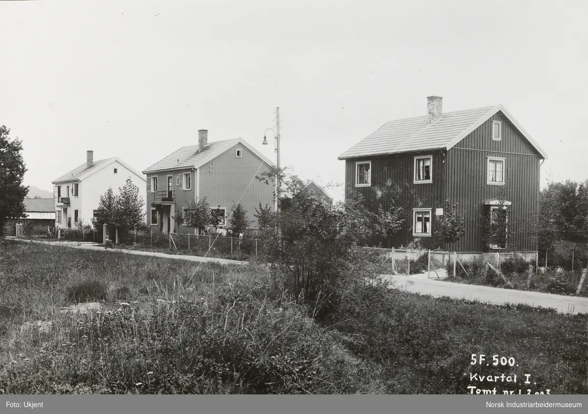 Kvartal I (1), Tomt nr. 1,2 og 3. Husene lå i det som senere het Fjordgata, nærmest fabrikkanlegget.