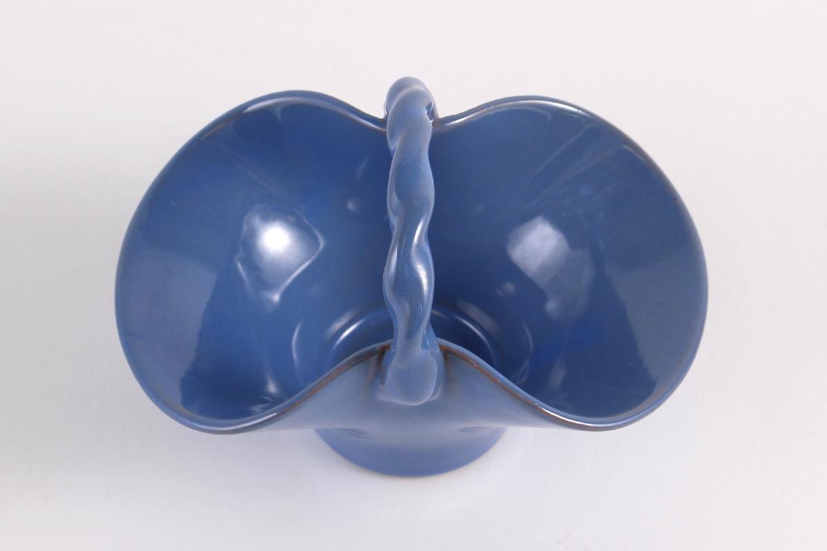 Ensfarget blå og liten kurvformet skål med hank.