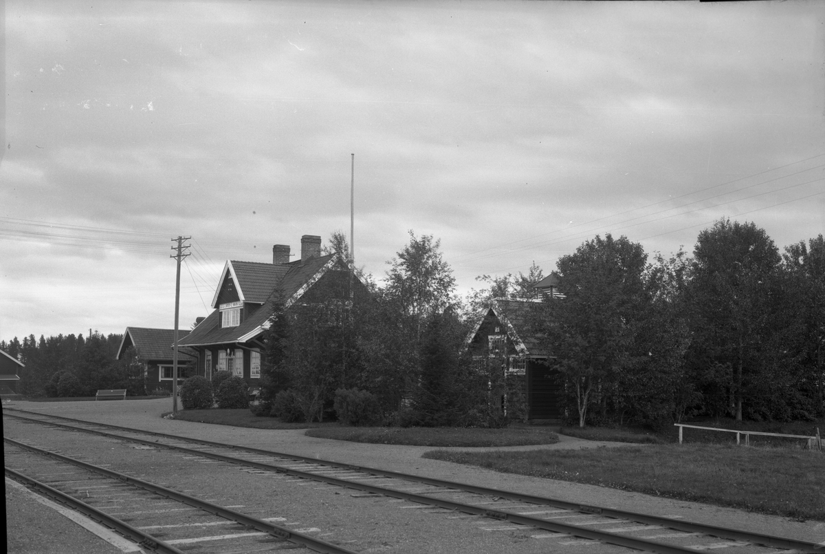 Station anlagd 1912. En- och enhalvvånings stationshus i trä. 1948 ...