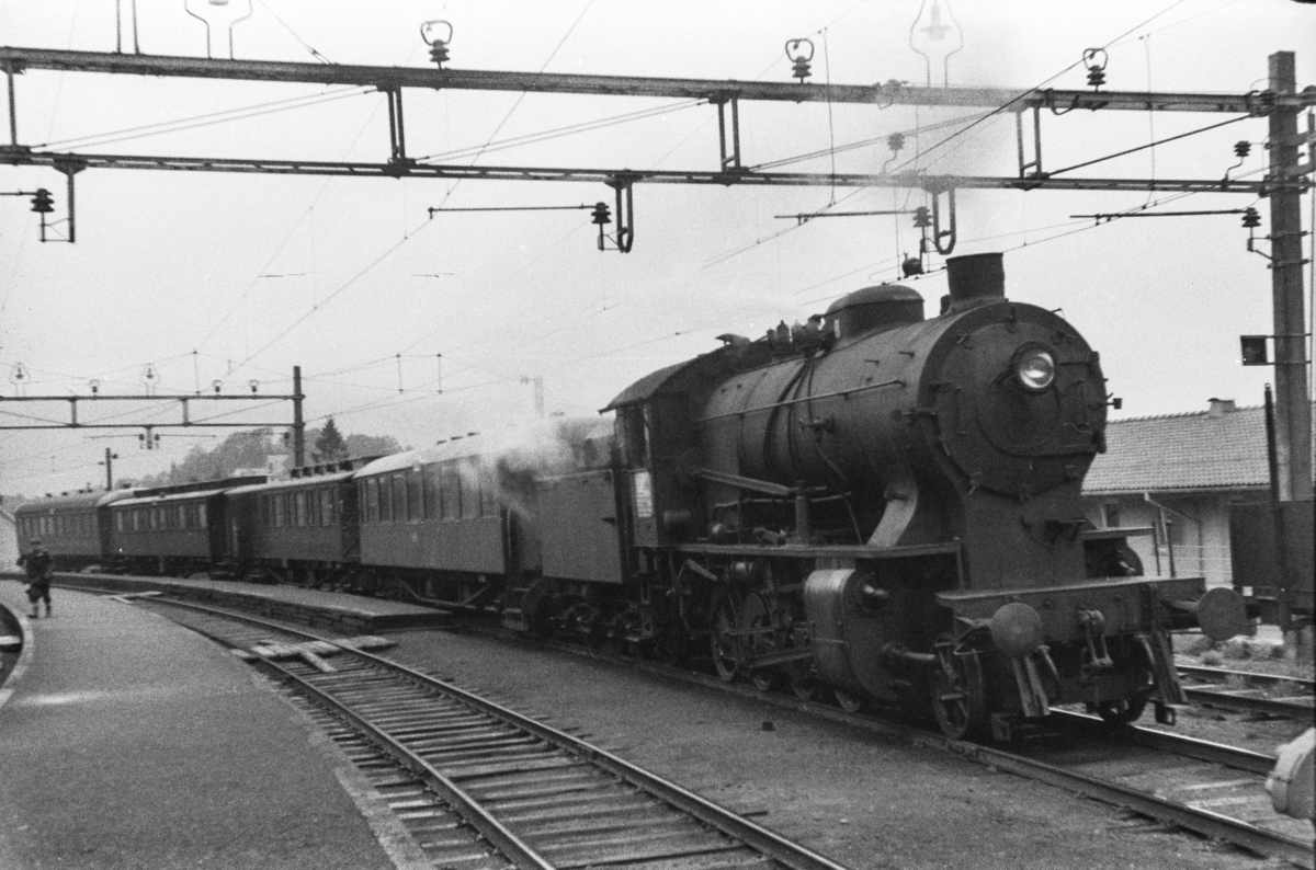 Damplokomotiv type 33a nr. 300 med persontog på Nesttun stasjon.