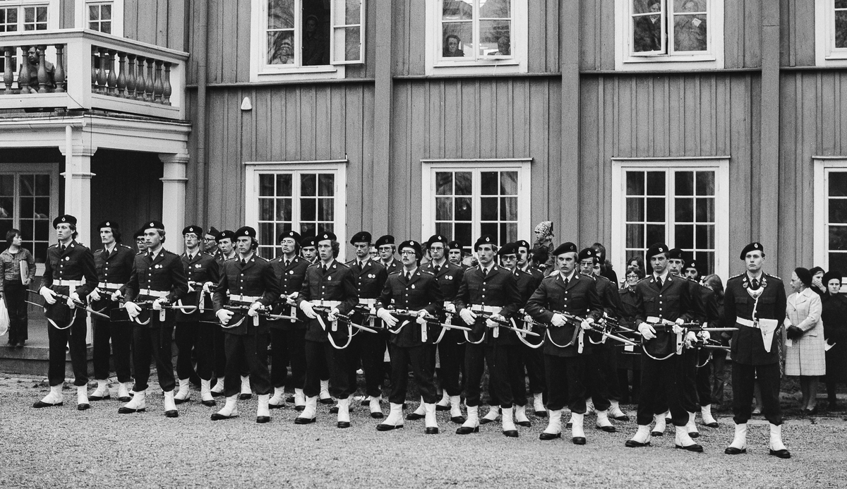 Paradtruppen från P 10/Fo 43 på plats framför regementsbyggnaden.