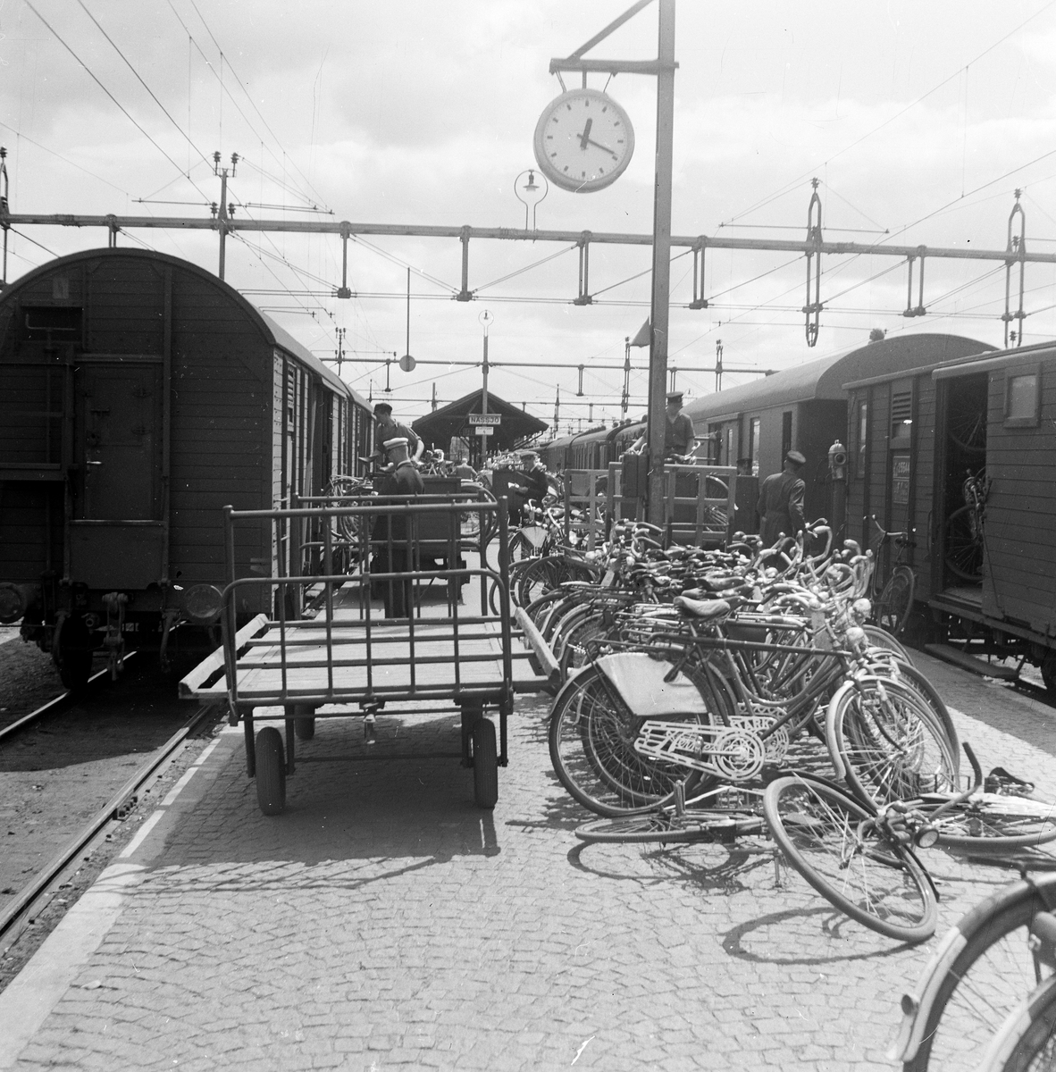 Godsvagnar lastas med cyklar på plattform 4 på Nässjö station.
Till höger godsvagn SJ F1 25544.