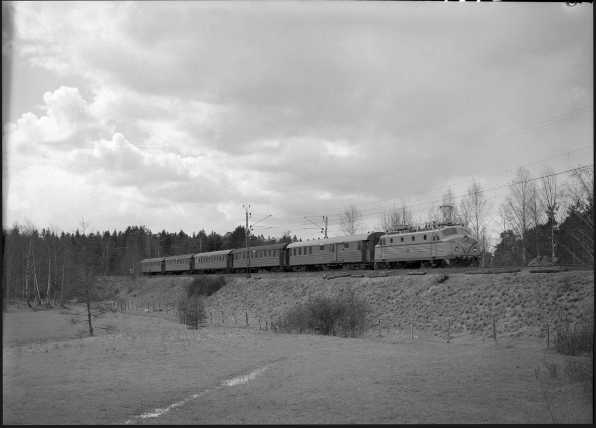 Statens Järnvägar, SJ Ra. Tåg med Ra-lok. Ra lok användes på Sveriges järnvägar från 1950-talet fram till slutet av 1980-talet .