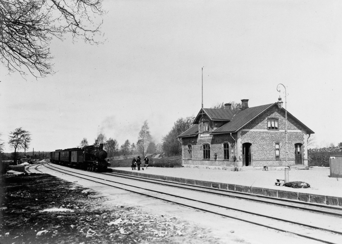 Ignaberga järnvägsstation
CHJ [Kristianstad-Hässleholms Järnväg].
(lok 14-17 + F 101/102- -)
