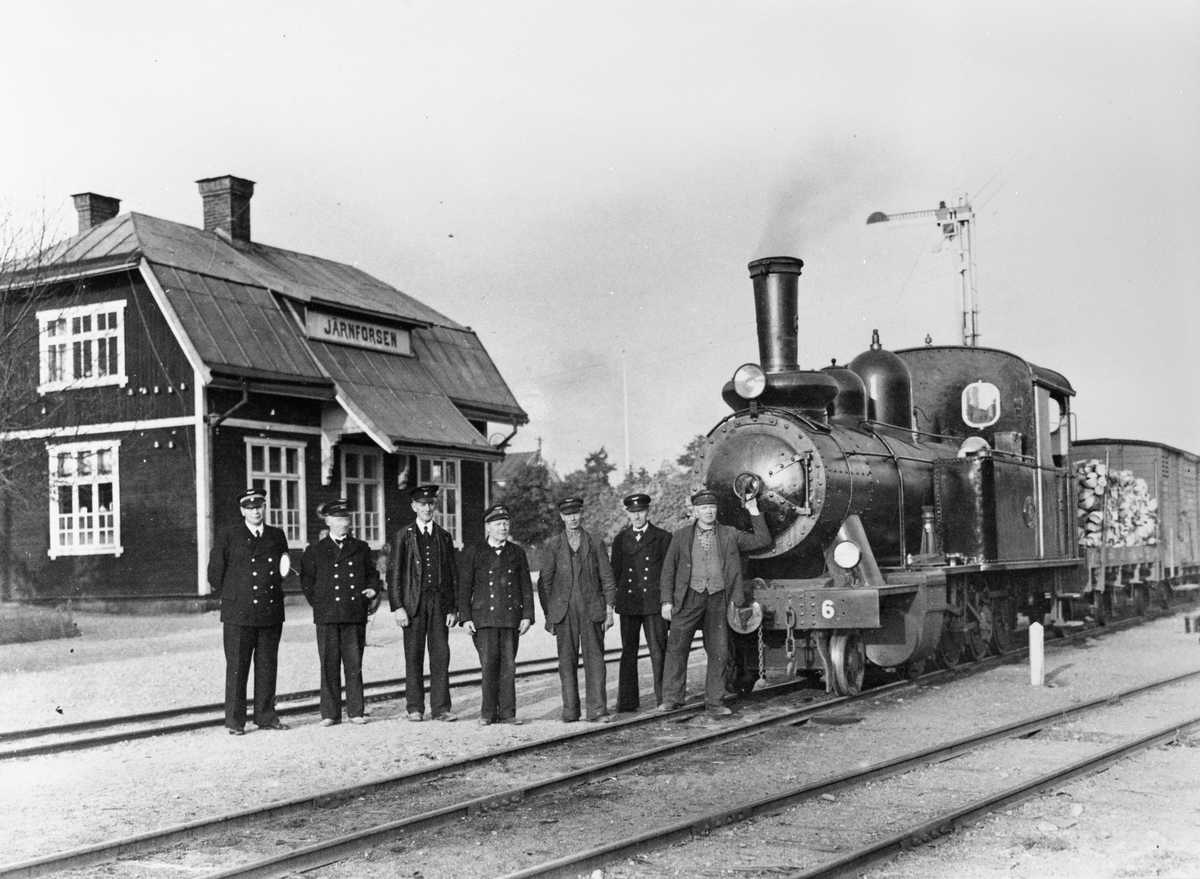 Lok 6
Station anlagd 1906. Envånings stationshus i trä, byggt i vinkel 
HvMJ ,Vetlanda - Målilla Järnväg