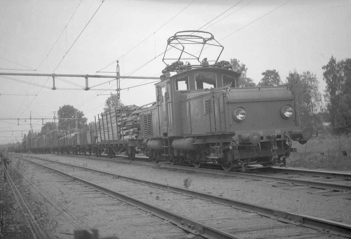 Statens Järnvägar SJ Hb 511 med godståg.