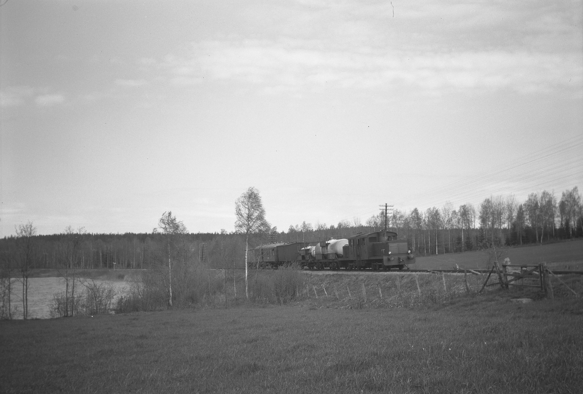 NBJ tåg på linjen utanför Nora mot Ervalla.
NBsJ (NBJ) , Nora Bergslags Järnväg