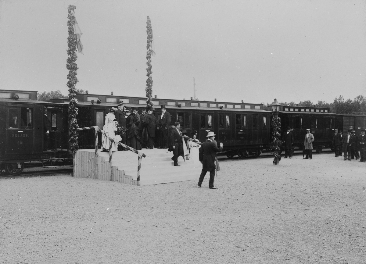 Oscar II och drottning Sofia med följe besöker Råbäcks station.