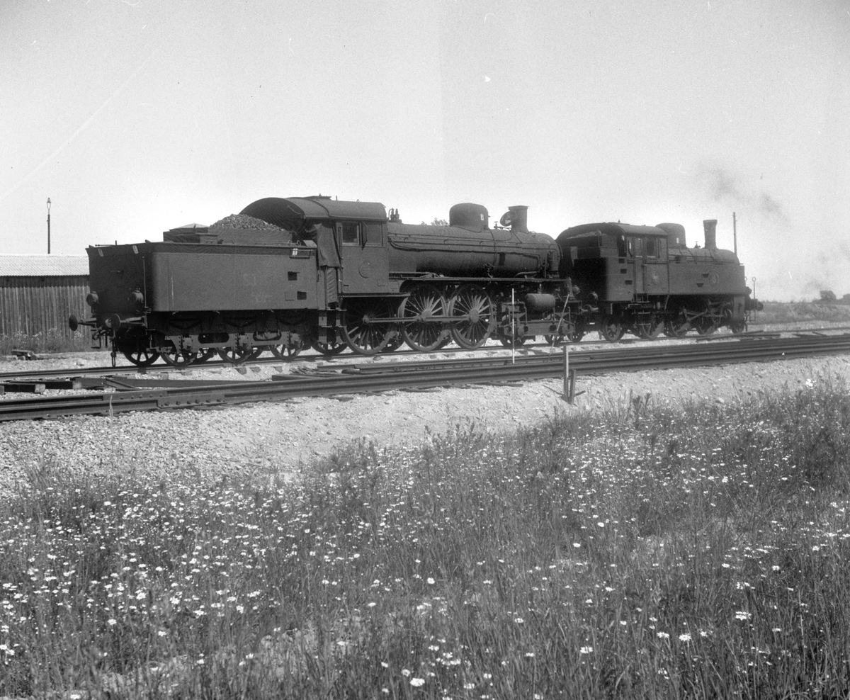 Statens Järnvägar, SJ A 1012 och S7 1887. S7 1887 ursprungligen BJ 117, Bergslagernas Järnvägar bolagsnummer 389.