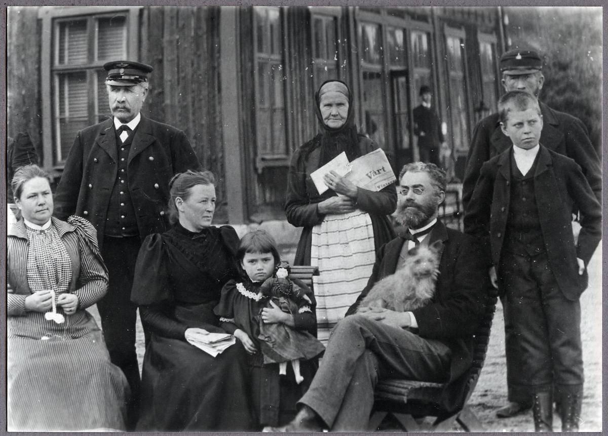 Personal vid Gamleby station. Stins Anders Ohlsson med familj, samt Postmästare Rosin och Banvakt Stark.