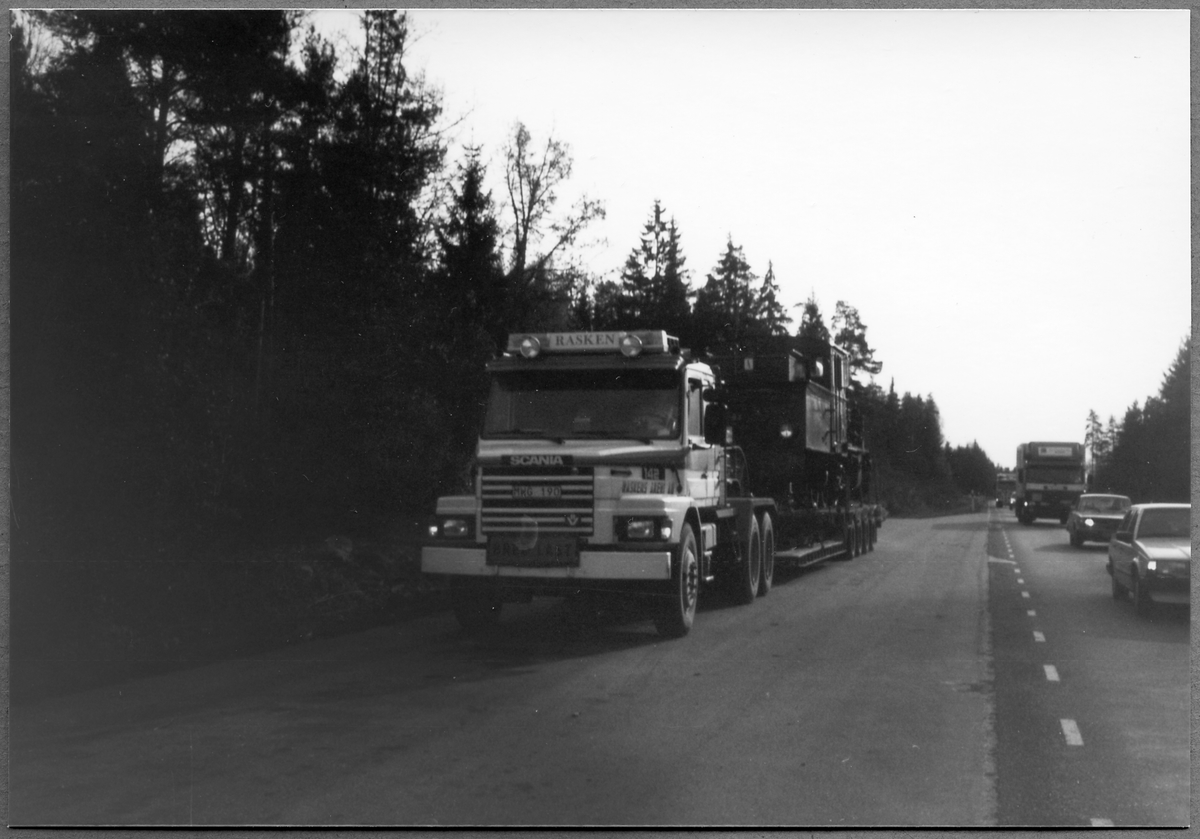 Norsholm-Västervik-Hultsfreds Järnvägar, NVHJ lok 22 tranporteras på lastbilstrailer på landsväg mellan Verkebäck och Rössle.