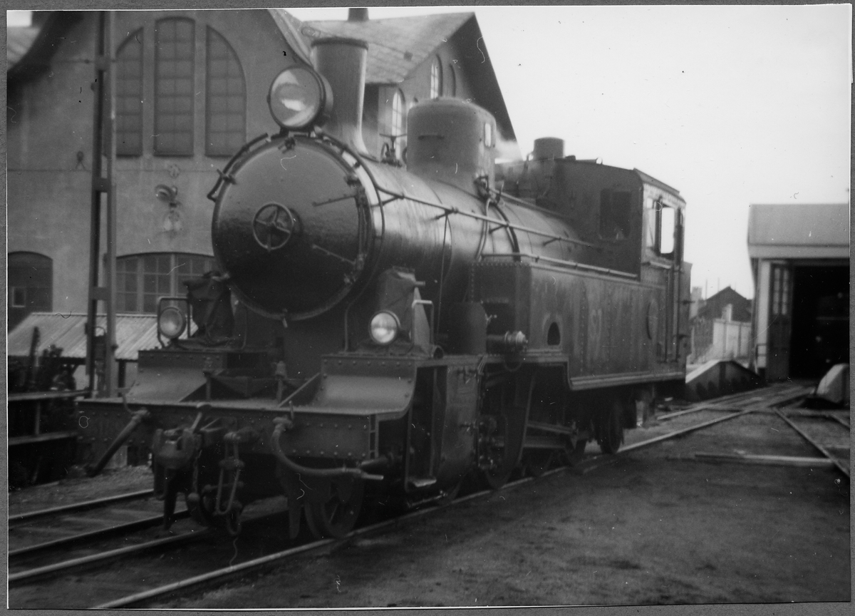 Statens Järnvägar, SJ N4p 3159.  Ångloket är före detta Norra Östergötlands Järnvägar, NÖJ lok 17, tillverkat av Motala Verkstad 1920 för spårvidd 891mm. Det skrotades 1964.