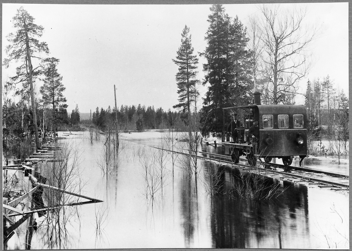 Mora Vänerns Järnväg, MVJ Ångdressin åker genom en översvämning i närheten av Vansbro.