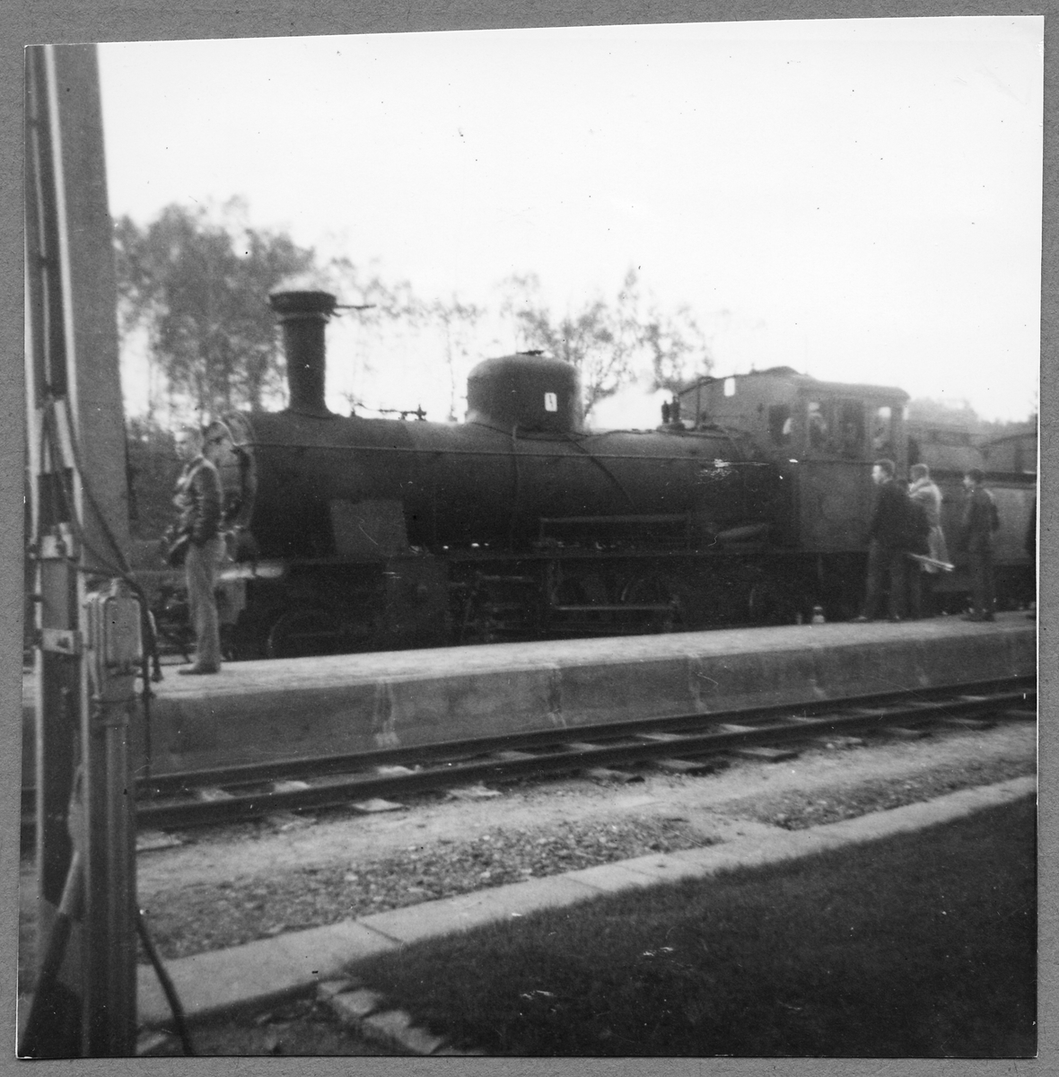 Tåguppehåll i Åtvidaberg. Bilden är tagen i samband med SJK-resan 1964-05-10.