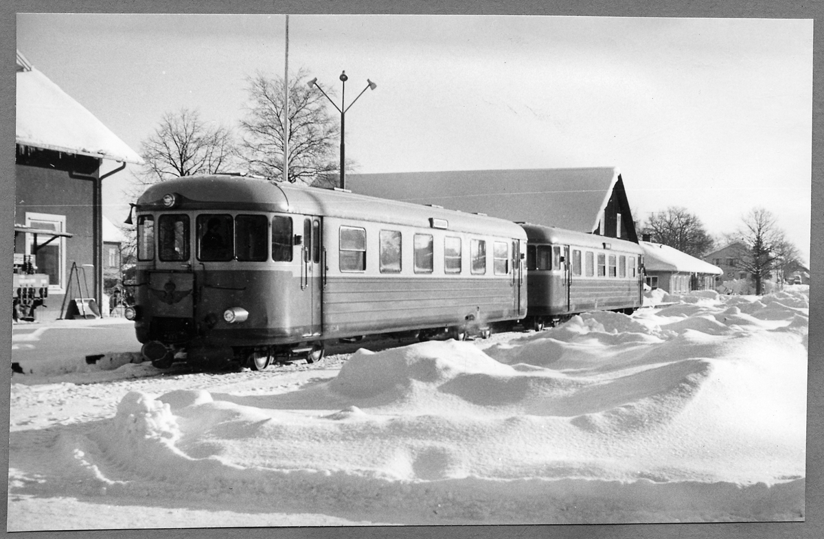 Vinterbild från Åseda station med Statens Järnvägar, SJ YP 874 och SJ UBYP 2133".