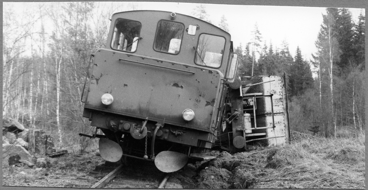 Mellersta Östergötlands Järnväg, MÖJ. Lokomotor med godsvagn spårar ur.