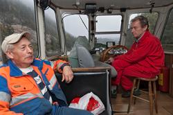 Torgrim Mork og Ragnar Tveitan i styrhuset på slepebåten Tri