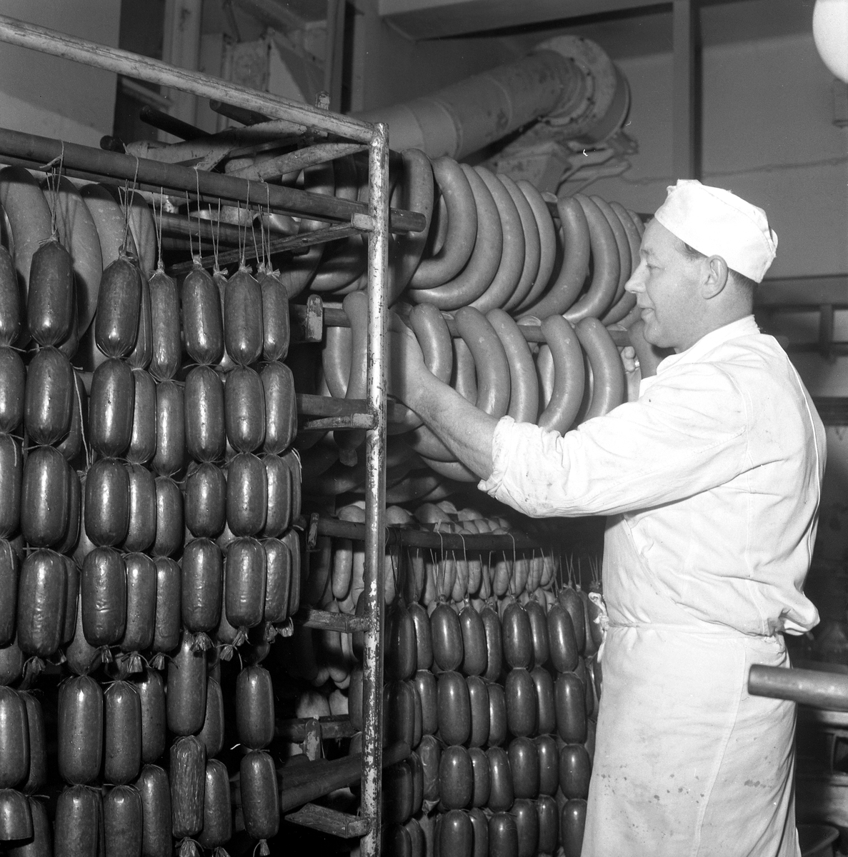 Julkorv hos Konsum. 20 december 1957. - Örebro läns museum / DigitaltMuseum