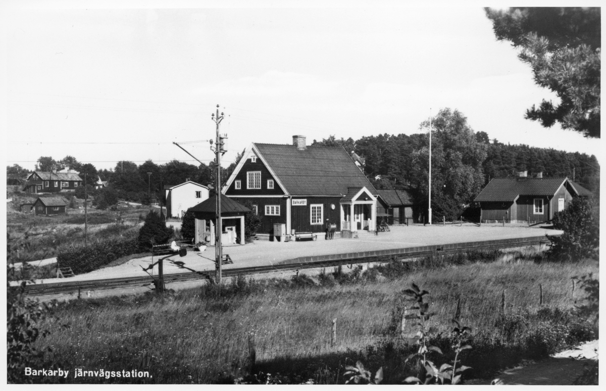 Station öppnad av Stockholm - Västerås - Bergslagens Järnvägar, SWJ 1878.  Då byggdes det första stationshuset. 1922 uppfördes nytt stationshus, som 1943 fick helt ny inredning i väntsalen. Ställverk tillkom 1922.  På fotot syns det nya stationshuset.