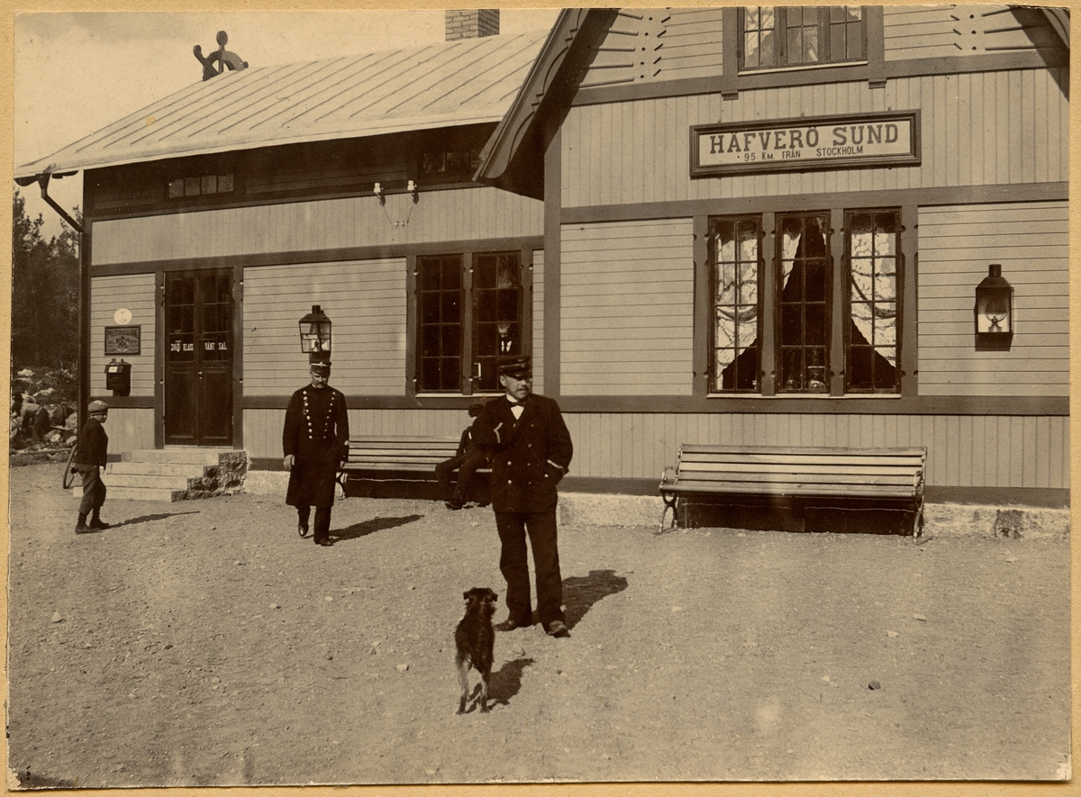 Stationen öppnad 1898-12-18.Envånings stationshus i trä. Stationshuset ombyggdes och moderniserades 1946-47. Mekanisk växelförregling. Häverösund som nu kallas Häverödal.