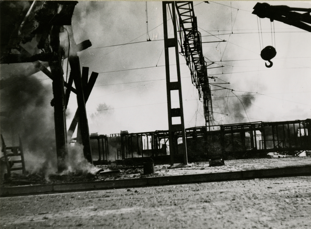 Brand efter explosionen i ett tyskt ammunitionståg på Avesta Krylbo station.