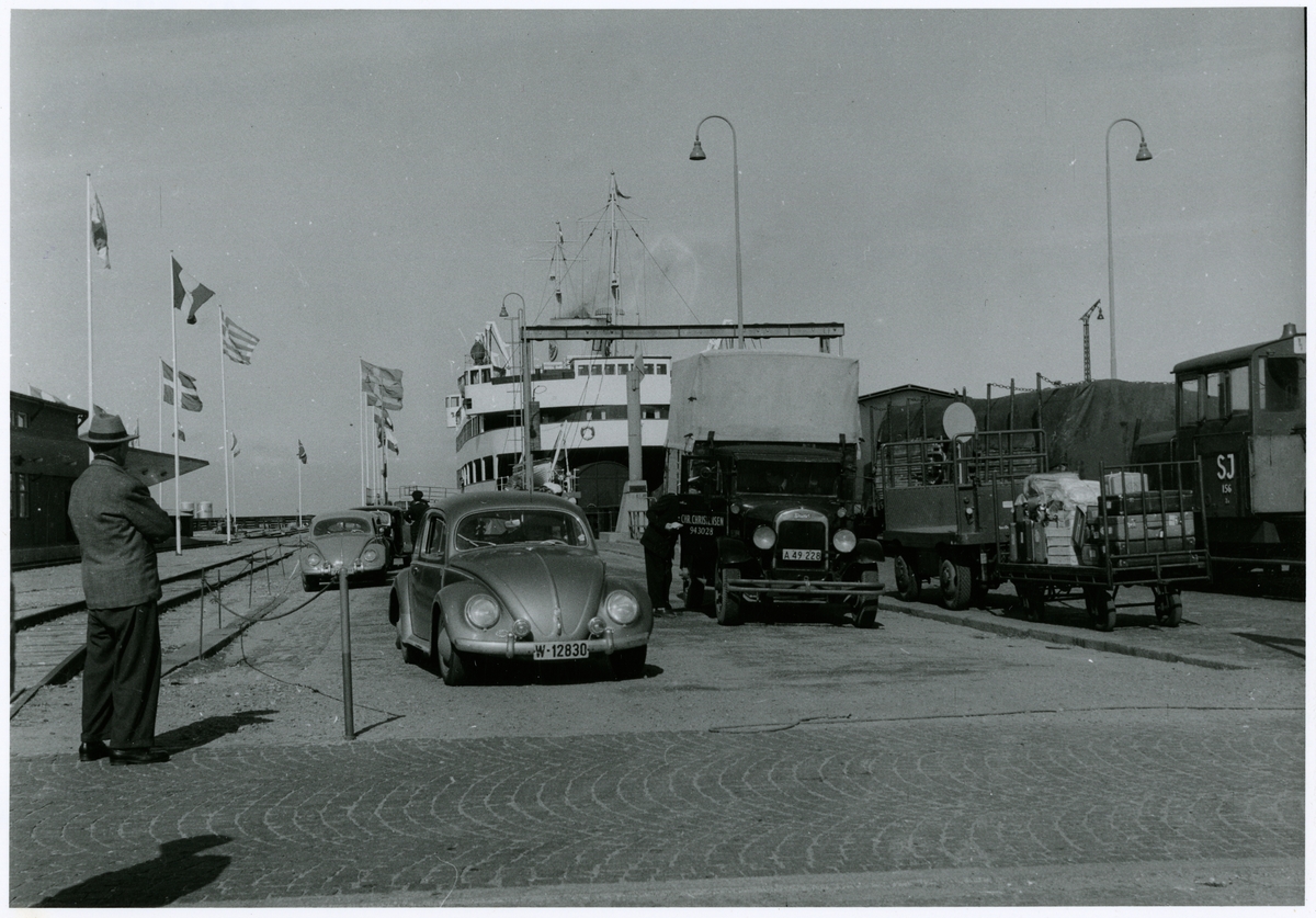 Folkvagnar och lastbil från 20 - talet i hamnen.