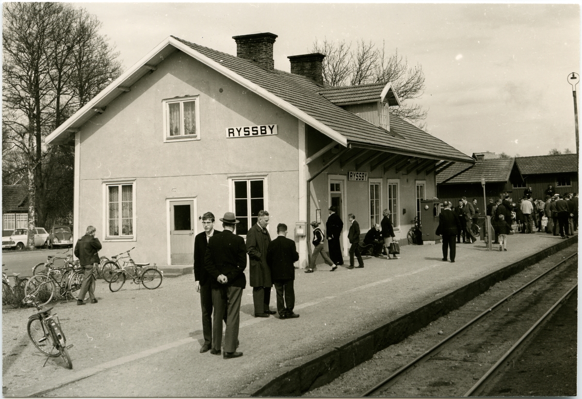 Resande vid Ryssbt Station.