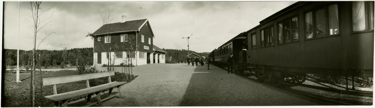 Persontåg med lanterninvagnar vid Sjömarkensstation