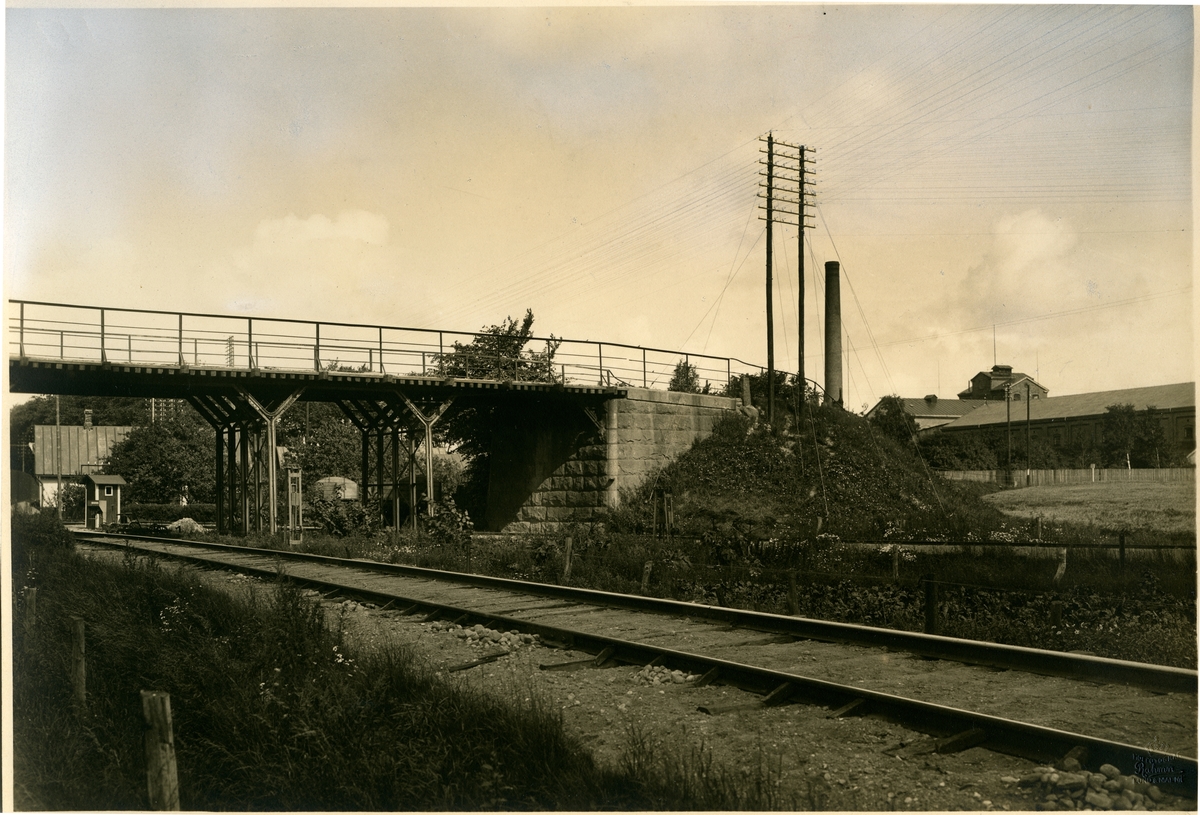 "Vägporten". Viadukten vid Staffanstorp. Lund-Trelleborgs Järnväg,, LTJ. 1875 öppnades banan för trafik. Tillhörde Lund-Trelleborgs Järnväg, LTJ mellan 1875-1919.  1919 -1940 tillhörde den Landskrona-Lund-Trelleborgs Järnväg, LLTJ. Banan förstatligades 1940 och lades ner 1960.