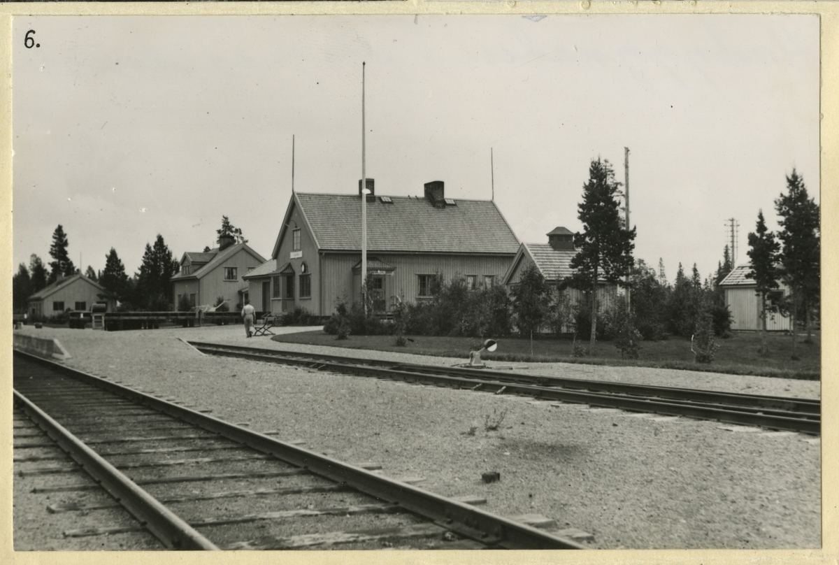 Envånings stationshus i trä, sammanbyggt i vinkel med godsmagasinet. 1942 och 1947 moderniserades expeditionen och inrättades en lägenhet i övervåningen.