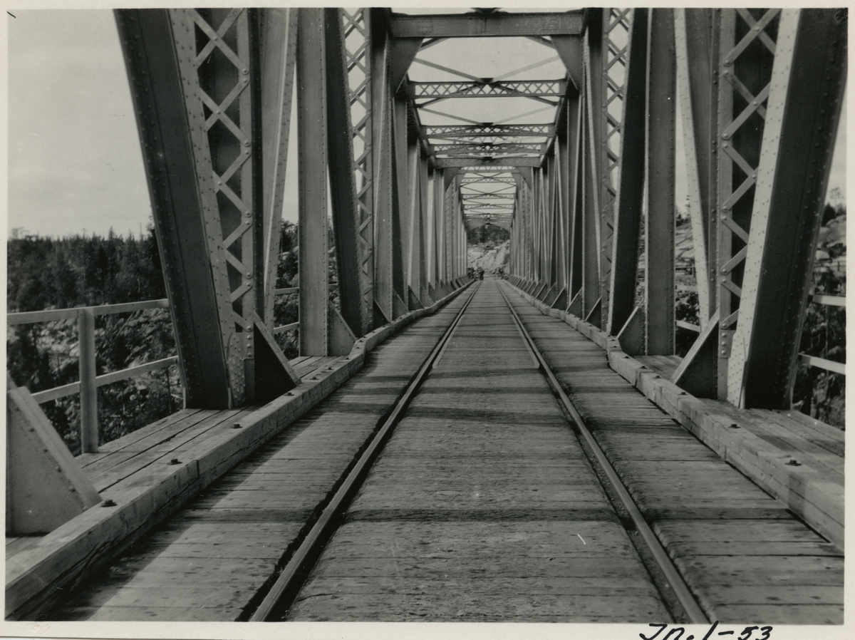 Järnvägsbron över Stora Luleälven.
"Mötesplats i körbanan"
188 m lång bro över Stora Lule älv.
21/11 1927  öppnades sträckan Porjus - Jokkmokk av SJ.