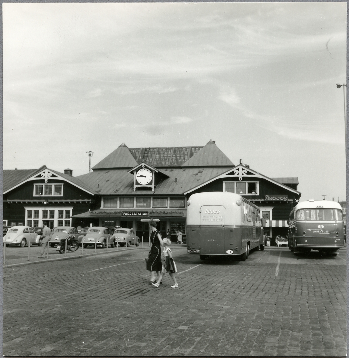 Helsingborg F (färjestation). Bussen längst till höger är en Scania-Vabis B63S, årsmodell 1950, registreringsnummer M529.