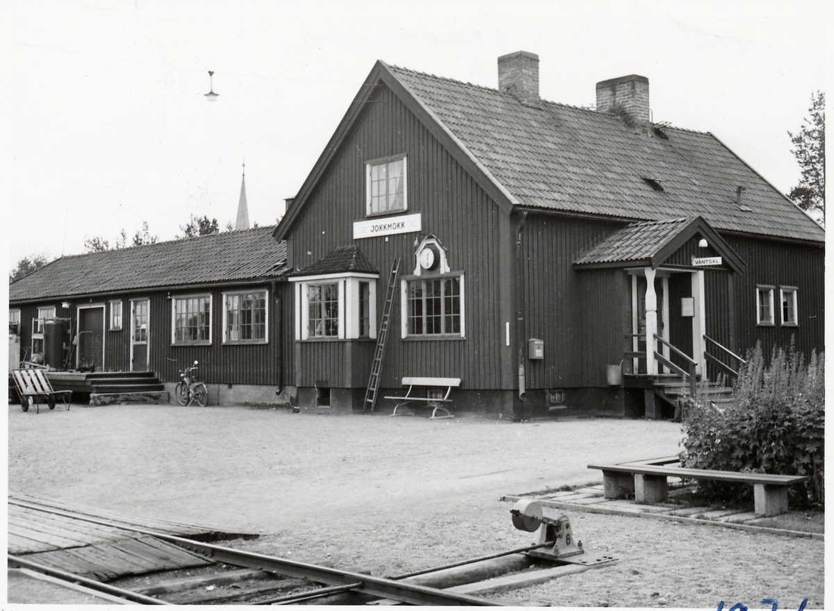 Jokkmokks stationshus, med väntsal och godsmagasin.