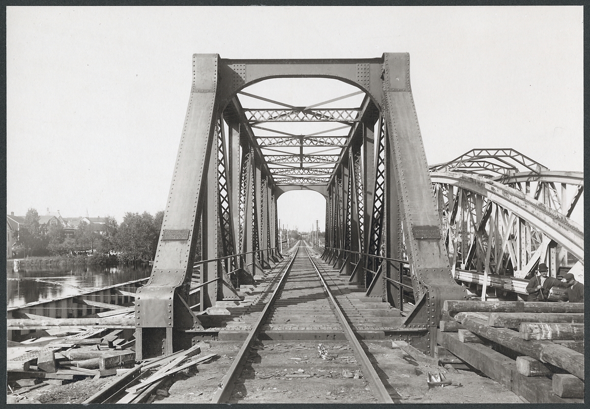 Bro över Testeboån under uppbyggnad.