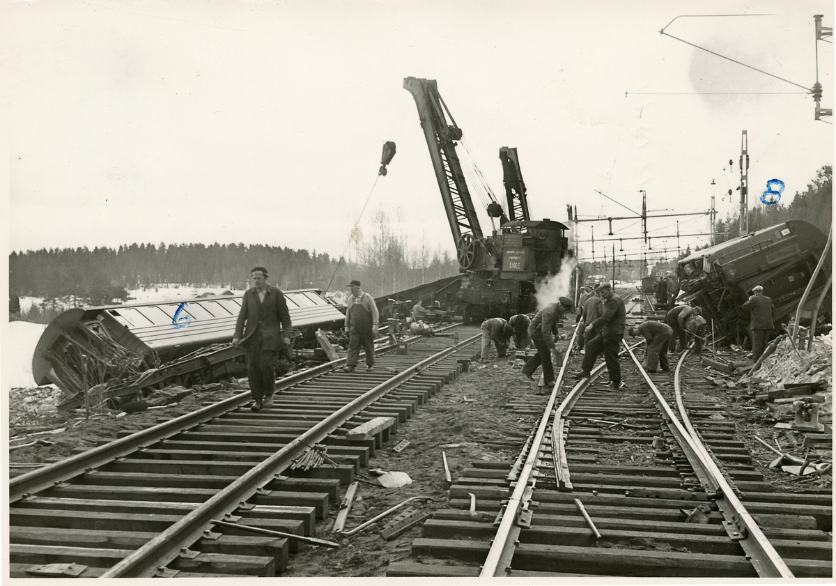 Pågående bärgning efter olyckan då tåg 93, 'Nordpilen', spårade ur i Granbo.