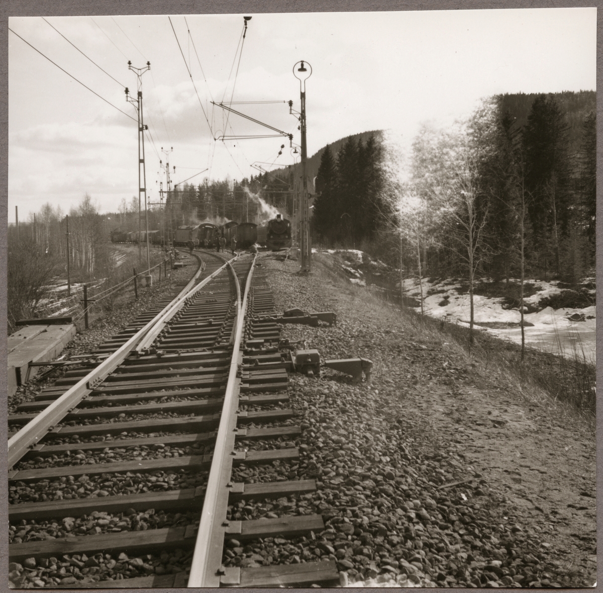 Nästan mitt i bilden, vid ångloket ses urspårningsplatsen i Simeå mars 1961.