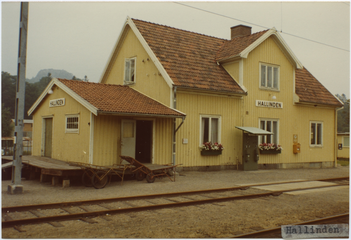 Lysekils Järnväg, LYJ, Stationen anlades 1913. Stationshuset, en- och en halv vånings i trä, har senare renoverats. Vidare har tillkommit ny väntsal för resande med bussarna till Gravarne. Bangården utökades med ett spår 1949. Statligt 1939-07-01. Elektrifiering 1950-06-10, Fjärrblockering 1957.