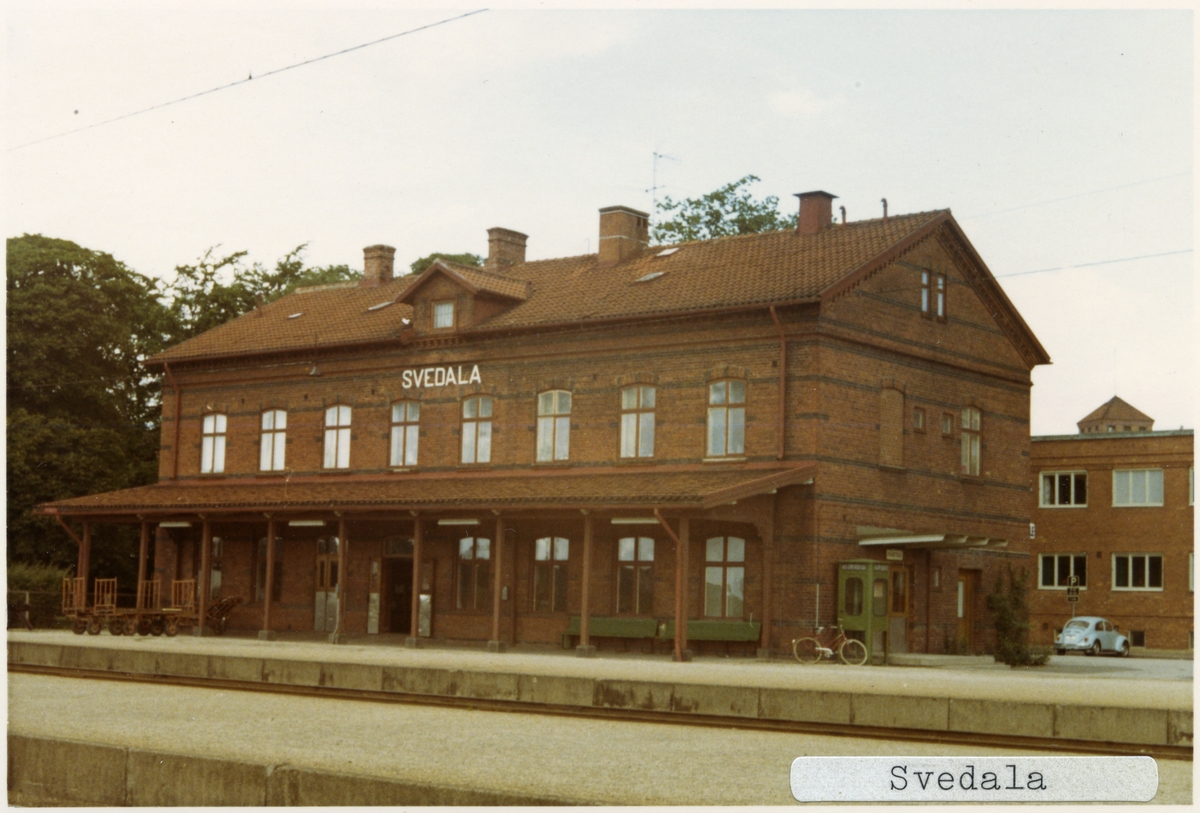 Svedala station 1971. Malmö - Ystad Järnväg, MYJ. Stationen öppnades 1874. Det första stationshuset byggdes 1880. Det andra stationshuset byggdes 1894. Banan elektrifierades 1996.