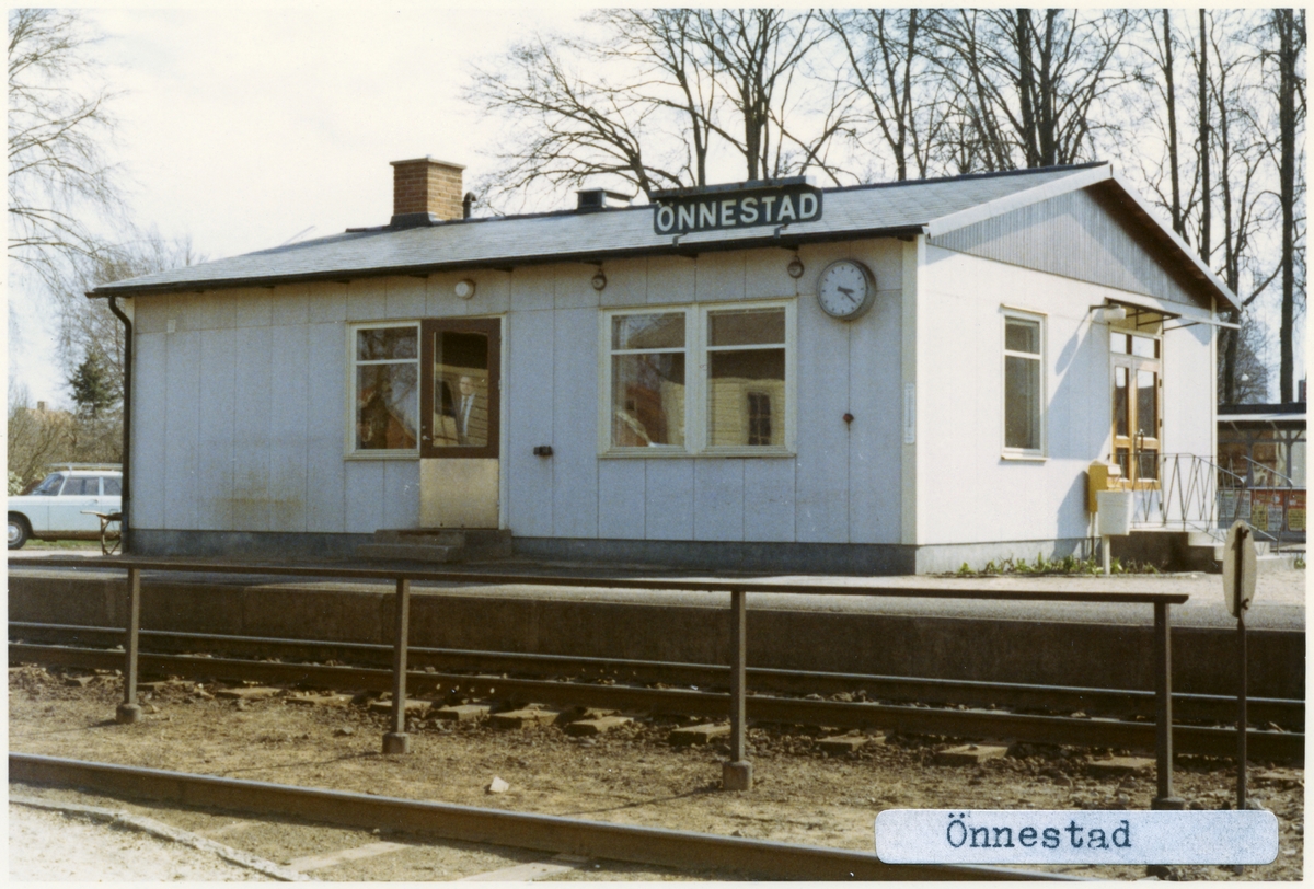 Stationen byggd 1865, Arkitekt C Adelsköld, En- och enhalvvånings stationshus i tegel. Detta hus revs 1960. Nytt litet stationshus byggt av SJ 1960. Persontrfiken nedlagd 28/5 1978, återupptagen 23 maj 1982 och slutligen nedlagd 3 juni 1984.