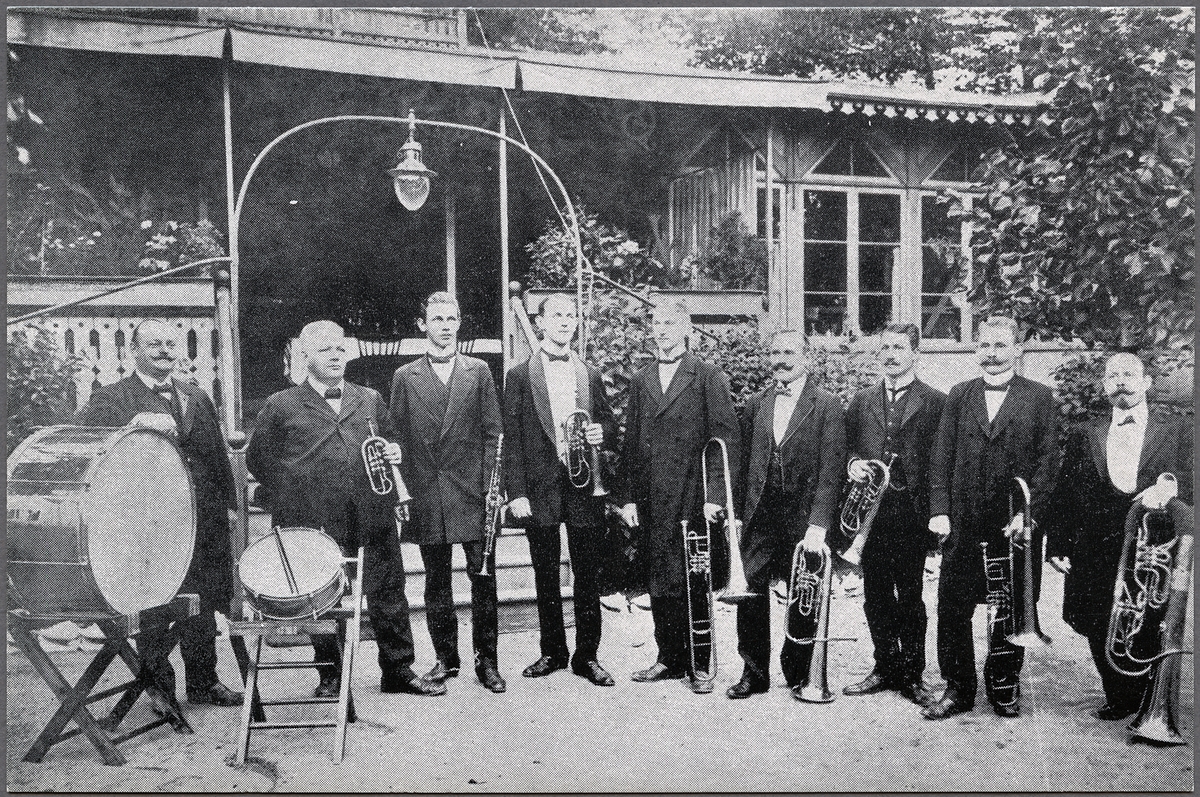 "Barberare Perssons orkester" 25-års jubileum i Hotell Sveas Trädgård, Simrishamn 1915.
