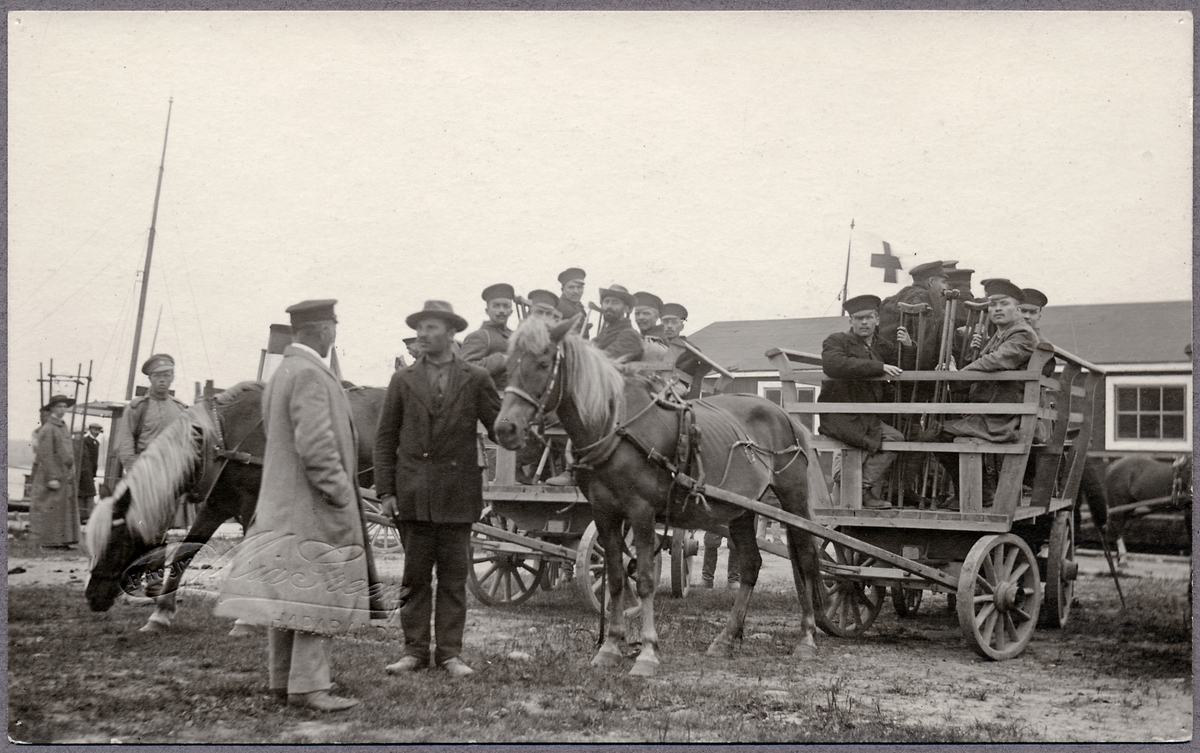 Krigsinvalider på hästtransport vid färjan i Haparanda under Första världskriget.