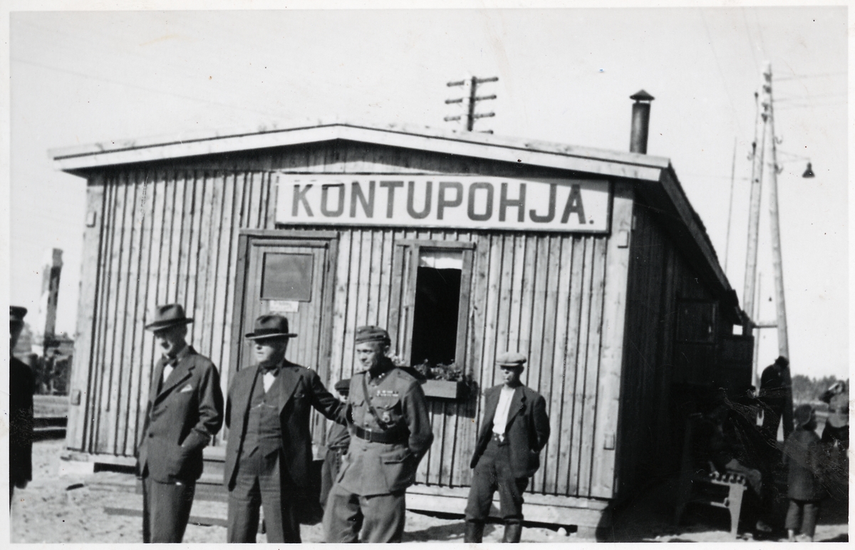 Två generaldirektörer framför stationshuset i Kontupohja.