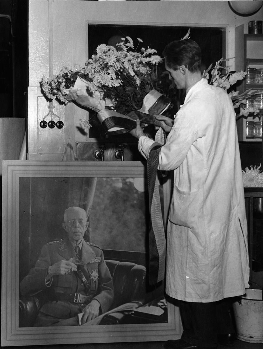 Kung Gustaf V´s porträtt blomsterpryds med anledning av hans död.