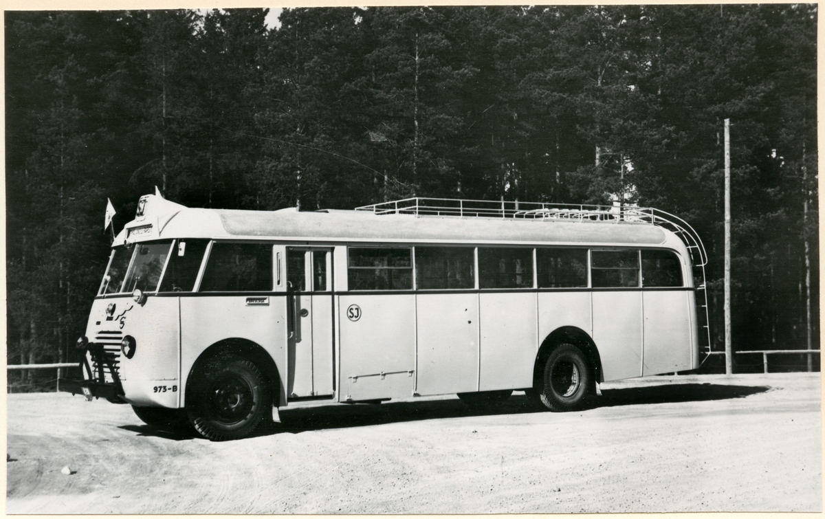 Statens Järnvägar, SJ buss 973-B med boxerkaross och takräcke.