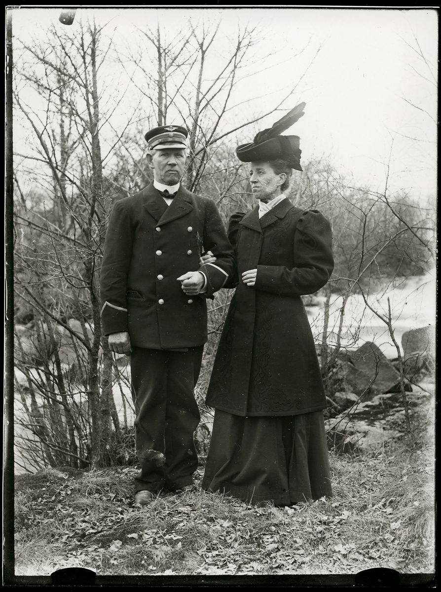 Järnvägstjänsteman i uniform med fru.