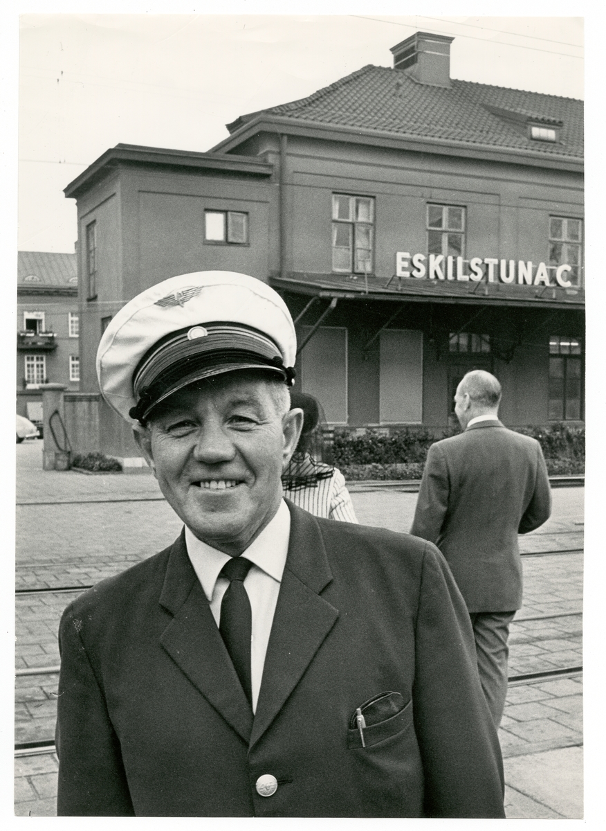 T Nyberg vid Trafikaktiebolaget Grängesberg - Oxelösunds Järnvägar, TGOJ framför Eskilstuna Centralstation.