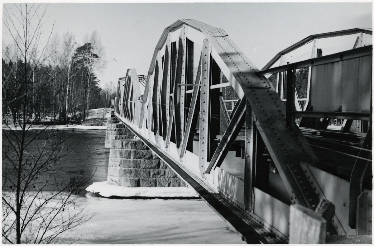 Älvkarleö, järnvägsbron över Dalälven.