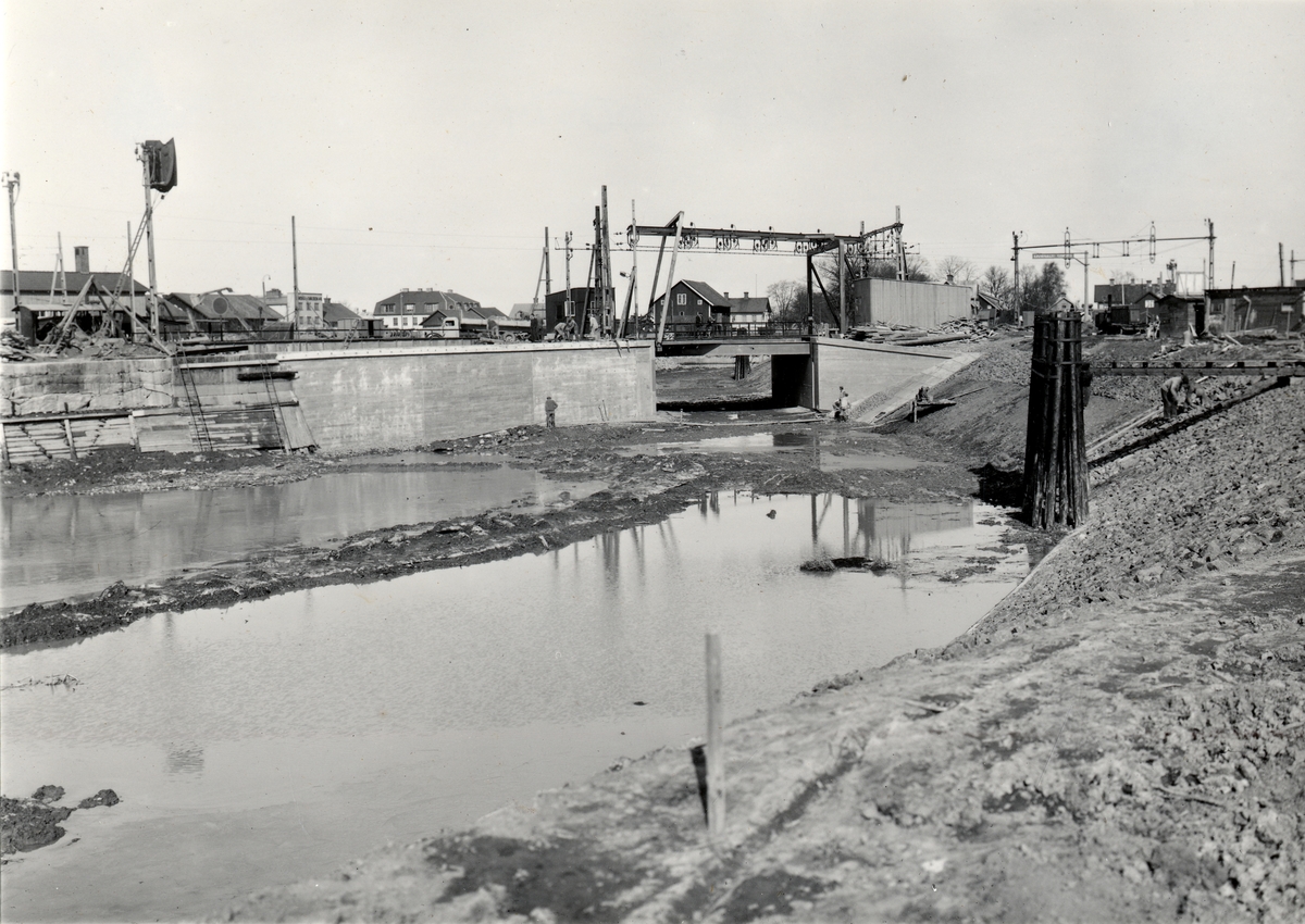 Situationsbild från grävningarna vid klaffbron över Göta Kanal vid Töreboda. Bilden tagen österifrån i slutet av mars 1950